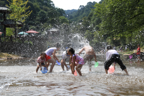 热热热！走进天台山水世界
